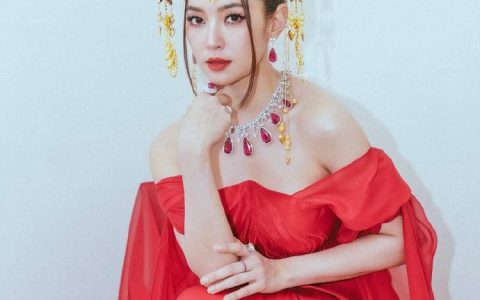 Bella身穿中式礼服 喜迎春节送祝福