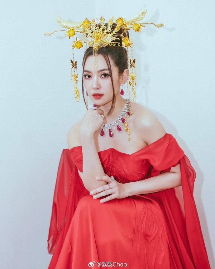 Bella身穿中式礼服 喜迎春节送祝福