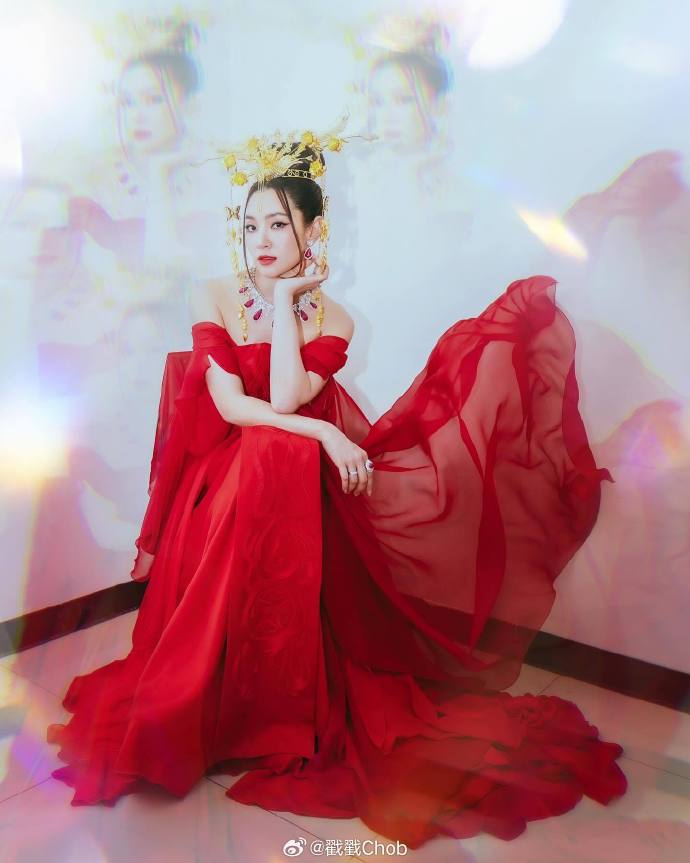 Bella身穿中式礼服 喜迎春节送祝福