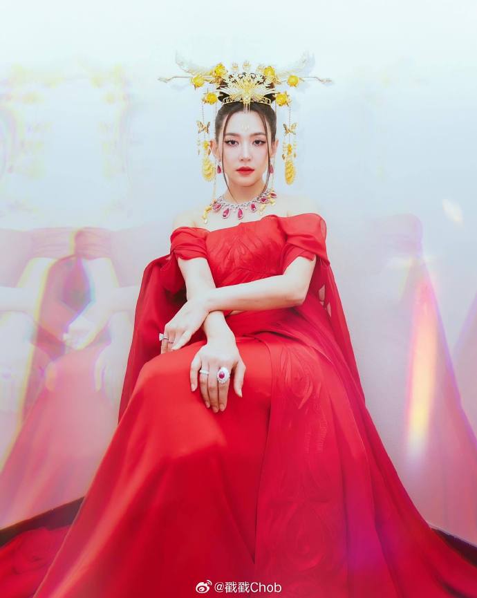 Bella身穿中式礼服 喜迎春节送祝福