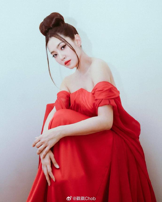 Bella身穿中式礼服 喜迎春节送祝福