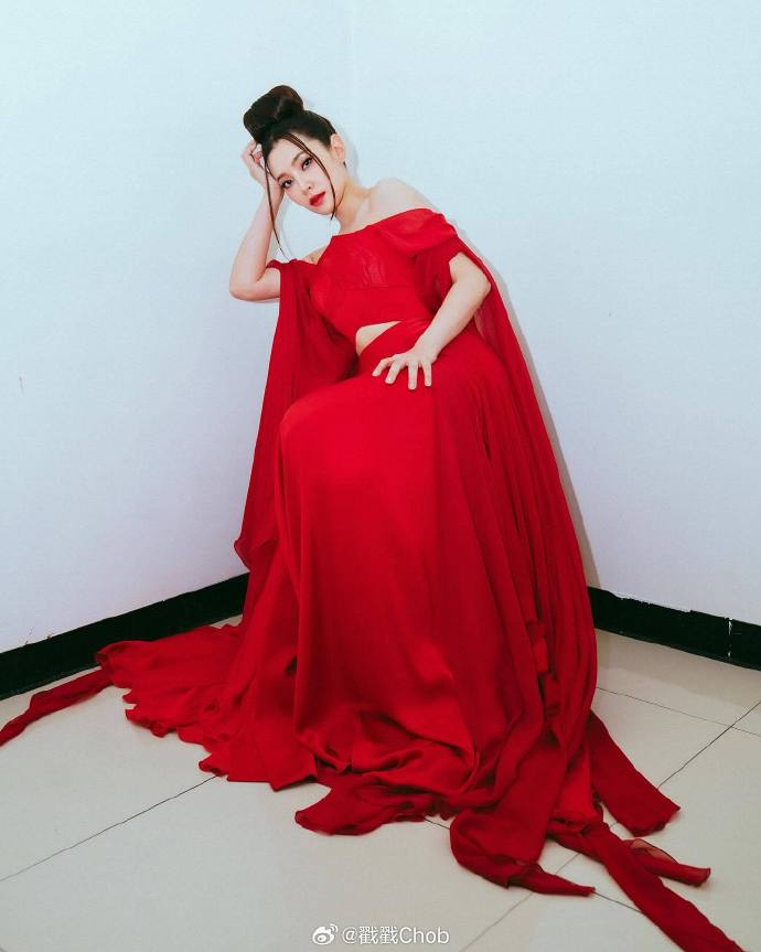 Bella身穿中式礼服 喜迎春节送祝福