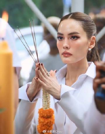 Janie Tienphosuwa走上修行之路 或剃发将前往斯里兰卡