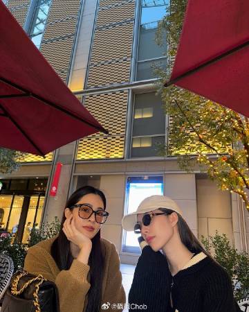 Lingling Kwong不顾过敏送花 曝有神秘礼物给Orm Kornnaphat