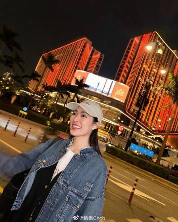 Lingling Kwong不顾过敏送花 曝有神秘礼物给Orm Kornnaphat