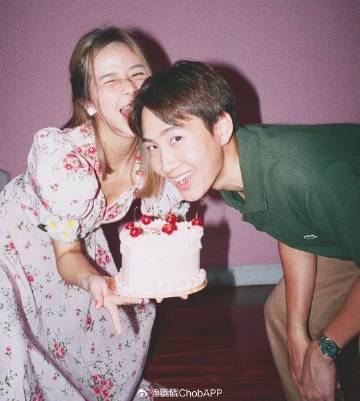 Captain Chonlathorn恋爱五周年秀甜蜜！与Ploy Chava暂无结婚计划