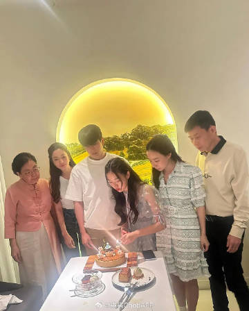 Nonkul Chanon带Aff Taksaorn见家人！同框为母庆生 关系再升级