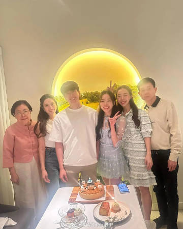 Nonkul Chanon带Aff Taksaorn见家人！同框为母庆生 关系再升级