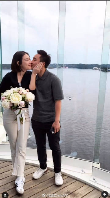 Matt Peeranee惊喜宣布订婚！神秘男友求婚成功甜翻网友