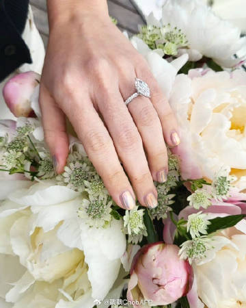 Matt Peeranee惊喜宣布订婚！神秘男友求婚成功甜翻网友