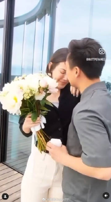 Matt Peeranee惊喜宣布订婚！神秘男友求婚成功甜翻网友
