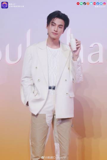 Gulf Kanawut香港见面会暖心收官，携家人游迪士尼，新剧拍摄进度达70%