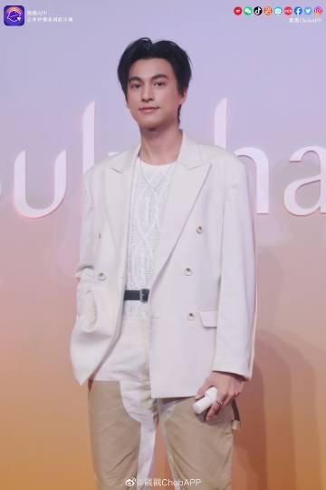 Gulf Kanawut香港见面会暖心收官，携家人游迪士尼，新剧拍摄进度达70%