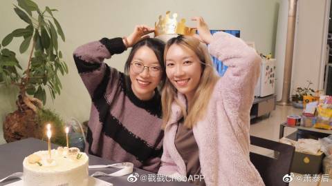 萧泰后回国探亲晒姐妹同框照，被误认“已当妈”引粉丝爆笑