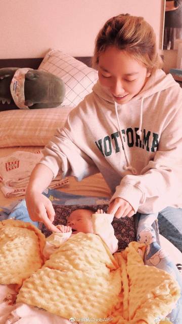 萧泰后回国探亲晒姐妹同框照，被误认“已当妈”引粉丝爆笑