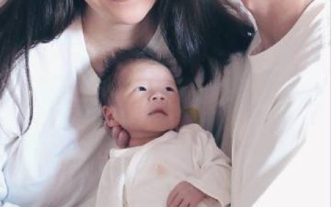 萧泰后回国探亲晒姐妹同框照，被误认“已当妈”引粉丝爆笑