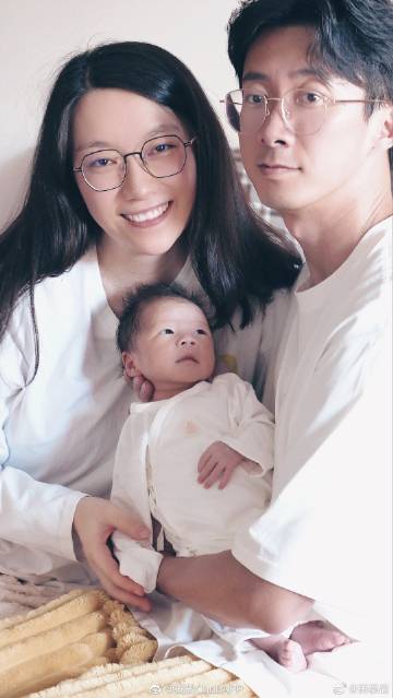 萧泰后回国探亲晒姐妹同框照，被误认“已当妈”引粉丝爆笑