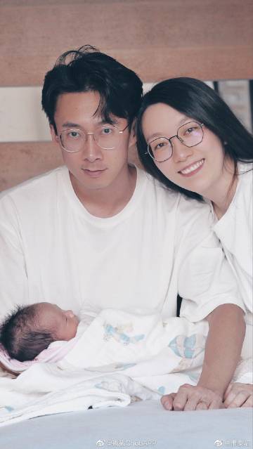 萧泰后回国探亲晒姐妹同框照，被误认“已当妈”引粉丝爆笑