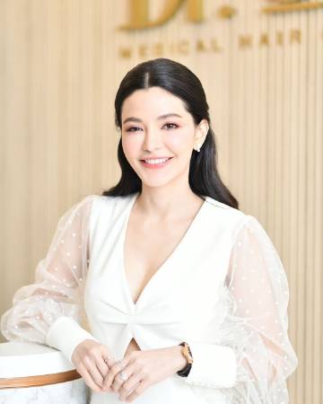 Om Akapan养病期间被曝恋情，神秘女友身份曝光引关注