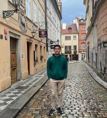 Om Akapan养病期间被曝恋情，神秘女友身份曝光引关注