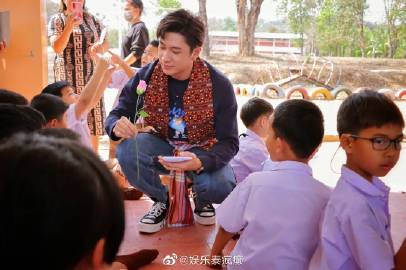 Jam Rachata28岁生日行善，携粉丝筹70万泰铢助建图书馆