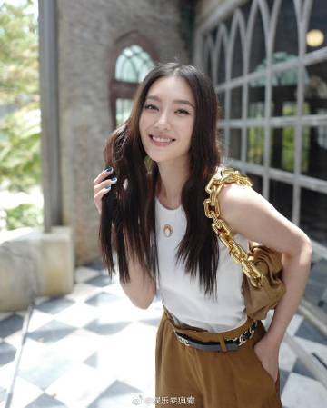 Bella否认为躲前任拒工,淡看旧情称顺其自然等待爱情