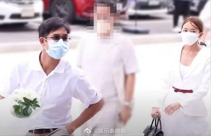 Weir与女友过往同框照被挖，低调恋情曝光难再隐藏