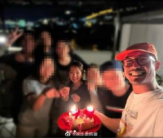 Weir与女友过往同框照被挖，低调恋情曝光难再隐藏