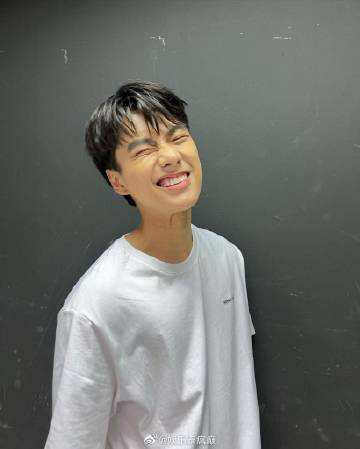 Ohm Pawat确诊新冠轻症居家隔离，工作延期等待康复