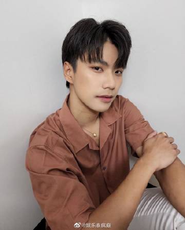 Ohm Pawat确诊新冠轻症居家隔离，工作延期等待康复