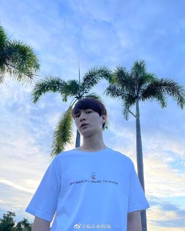 Krist Perawat确诊新冠轻症居家隔离，工作延期等待康复