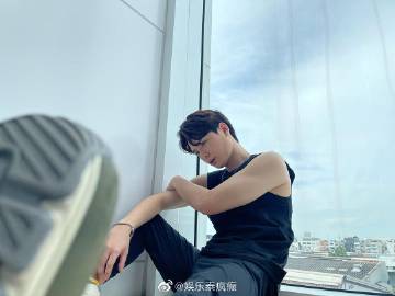 Krist Perawat确诊新冠轻症居家隔离，工作延期等待康复