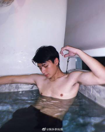 Krist Perawat确诊新冠轻症居家隔离，工作延期等待康复