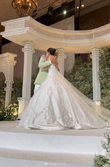 Pancake Khemanit十年恋情修成正果，华尔道夫婚礼梦幻举行