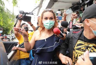 Anna TVPool被警方带走画面曝光引争议，律师批侵犯被告权利