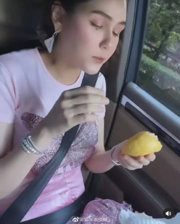 Chompoo车内吃榴莲惹好友崩溃，豪放吃相引热议