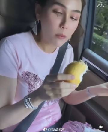 Chompoo车内吃榴莲惹好友崩溃，豪放吃相引热议