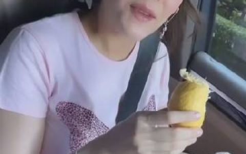 Chompoo车内吃榴莲惹好友崩溃，豪放吃相引热议