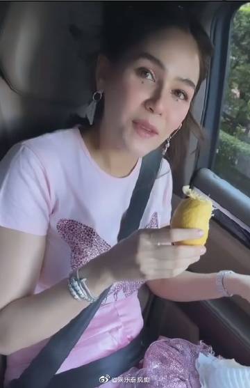 Chompoo车内吃榴莲惹好友崩溃，豪放吃相引热议