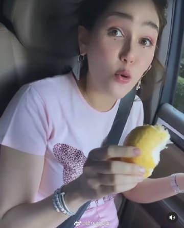 Chompoo车内吃榴莲惹好友崩溃，豪放吃相引热议