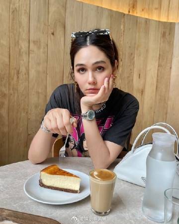 Chompoo车内吃榴莲惹好友崩溃，豪放吃相引热议