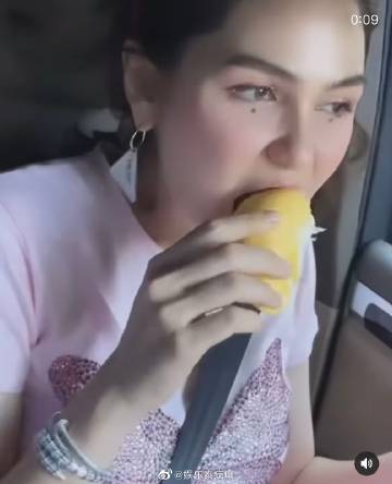 Chompoo车内吃榴莲惹好友崩溃，豪放吃相引热议
