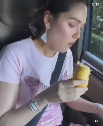 Chompoo车内吃榴莲惹好友崩溃，豪放吃相引热议