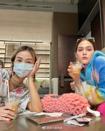 Chompoo车内吃榴莲惹好友崩溃，豪放吃相引热议