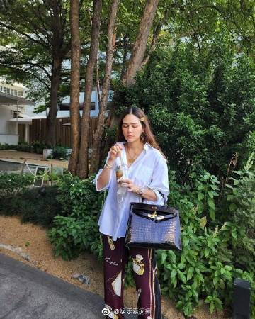 Chompoo车内吃榴莲惹好友崩溃，豪放吃相引热议