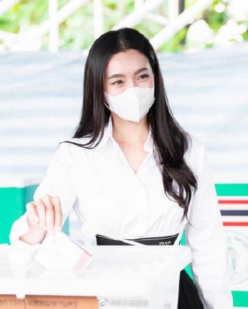 Bella Ranee投票遭记者追问选谁引争议，同行急制止被批不专业