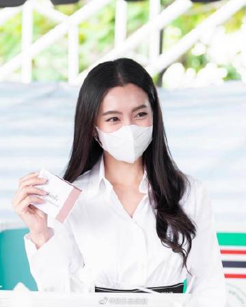 Bella Ranee投票遭记者追问选谁引争议，同行急制止被批不专业