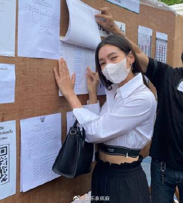 Bella Ranee投票遭记者追问选谁引争议，同行急制止被批不专业