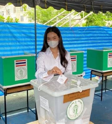 Bella Ranee投票遭记者追问选谁引争议，同行急制止被批不专业