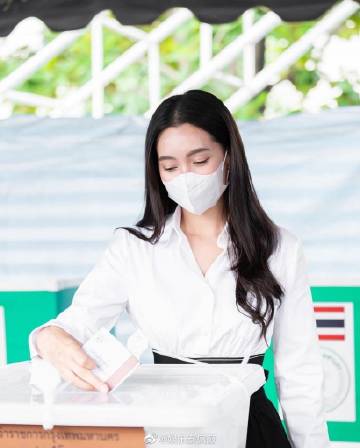 Bella Ranee投票遭记者追问选谁引争议，同行急制止被批不专业